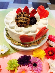 春華堂さん自慢の<br />
ケーキの王道<br />
いちごダブル<br />
デコレーションケーキ