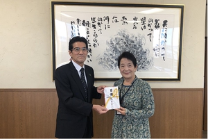 社長の小澤より目録を受け取る上保代表