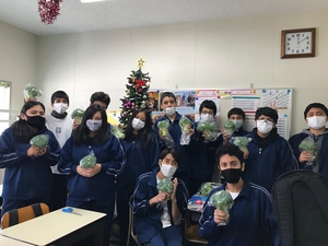 後ろにはクリスマスツリー<br />
このプレゼントを喜んでもらえたら<br />
なによりです
