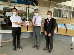 コロナ禍を考慮し、受け渡しは屋外で実施しました。