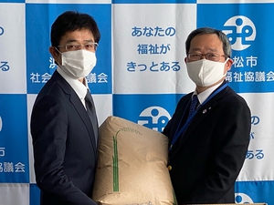 1袋30kgの新米。大人2人で持ってもとても重いです。