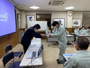 賞を受け取る管理部の黒柳主任
