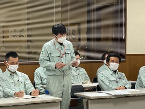 社会貢献活動部を代表し施工部の星野主任が賞状をユーモラスに読み上げました。