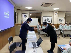 賞を受け取る管理部の鈴木さん