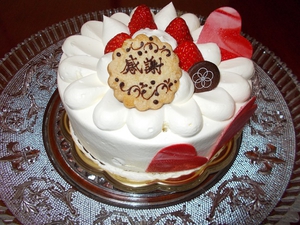 春華堂さん自慢のケーキの王様<br />
いちごダブルデコレーションケーキ