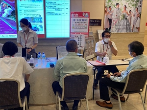 会場をお借りしたオークラホテルの入り口にて、献血の受付