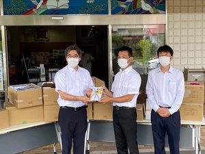 コロナ禍を考慮し、受け渡しは屋外で実施しました。