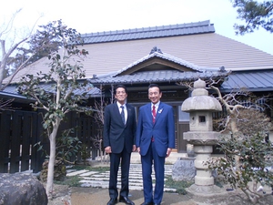 浜松市長 鈴木康友様(右側)<br />
松川電氣株式会社 代表取締役 小澤邦比呂