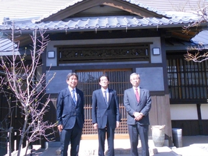 浜松市副市長 長田繁喜様(右側)<br />
浜松市市議会議員 花井和夫様(左側)<br />
松川電氣株式会社 代表取締役 小澤邦比呂