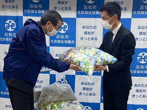寄付の様子(エコキャップ7万個)