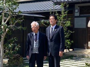 旧鈴木家跡地活用保存会 理事長 村木正弥 様(左側)<br />
松川電氣株式会社 代表取締役 小澤邦比呂