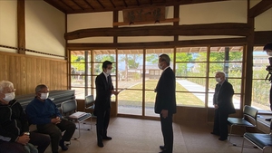 贈呈の様子(右側は静岡県立浜松視覚特別支援学校の園田一哉校長)