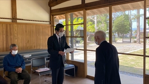 贈呈の様子(右側は旧鈴木家跡地活用保存会の村木正弥理事長)
