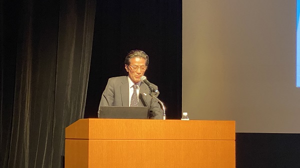 弊社の掲げる大家族経営について講演する小澤社長