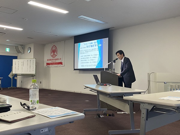 弊社の掲げる大家族経営について講演する小澤社長