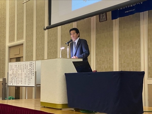 弊社の掲げる大家族経営について講演する小澤社長