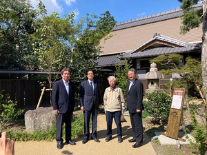浜松市議 花井和夫様(左側)<br />
松川電氣株式会社 代表取締役 小澤邦比呂(中央左)<br />
旧鈴木家跡地活用保存会 理事長 村木正弥様(中央右)<br />
浜松市長 中野祐介様(右側)