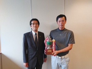 優勝者 小澤社長(左)と有谷大輔 (右)