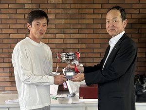優勝者 施工部 有谷大輔(左)と村松施工部長(右)