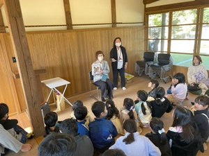 流通元町図書館による絵本の読み聞かせ