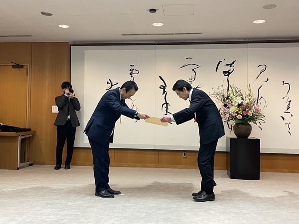 鈴木康友静岡県知事より授与